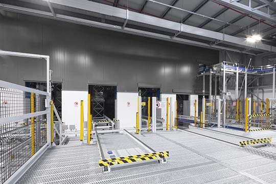 Loading and pallet picking bays